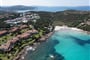 Letecký pohled na zátoku Cala Granu, Porto Cervo, Sardinie