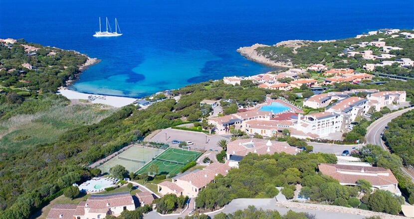Letecký pohled na hotel, Porto Cervo, Sardinie