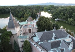 Čokoládovna, vodní zámek Laxenburg a podzemní jezero v Seegrotte
