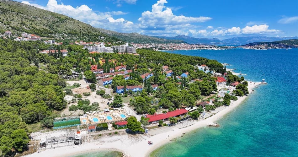 apartmány Medena**** Superior a v pozadí Trogir