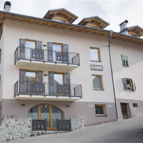 Aparthotel Dolomites ***S - Commezzadura