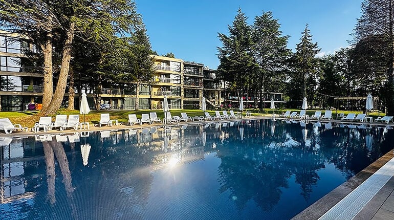 Hotel Queen Nelly Park: fotografie vybavení exteriérů a interiérů ubytování.