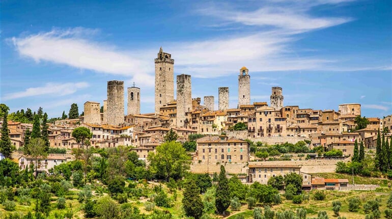 Itálie - San Gimignano z shutterstock_221848963
