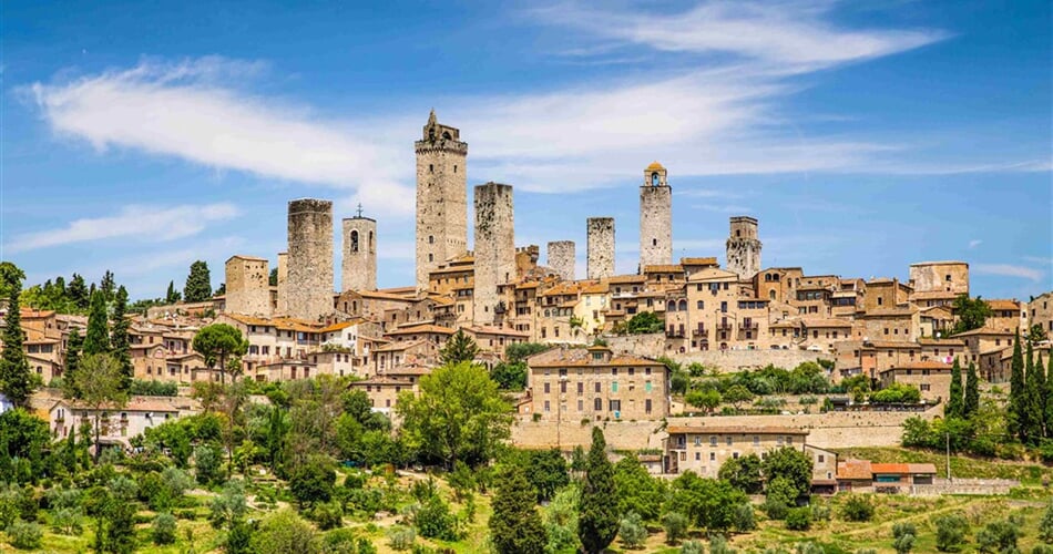 Itálie - San Gimignano z shutterstock_221848963