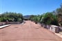 Příjezdová cesta k vilám, San Pietro, Sardinie