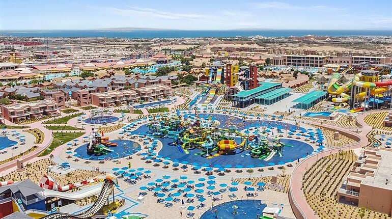 Hotel Pickalbatros Water Valley Resort Neverland: fotografie vybavení exteriérů a interiérů ubytování.