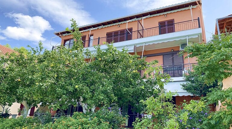 Studia Villa Thomas: fotografie vybavení exteriérů a interiérů ubytování.