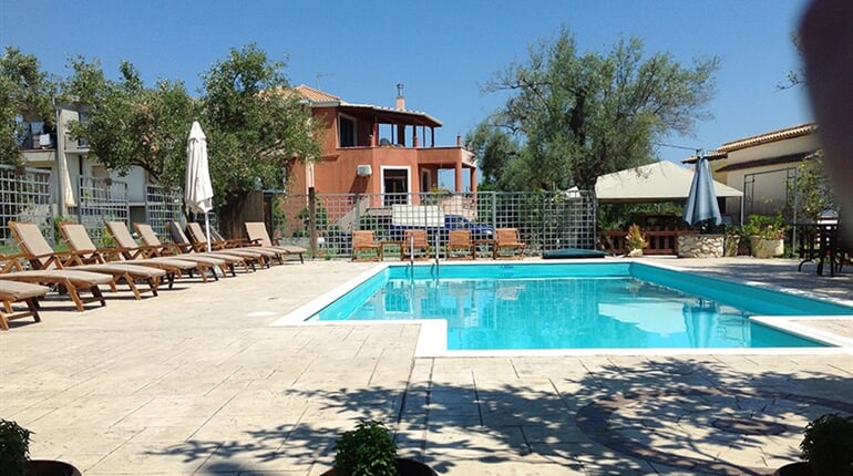 Hotel Avra - Lygia: fotografie vybavení exteriérů a interiérů ubytování.