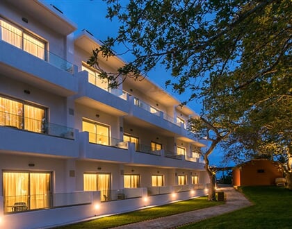 Hotel South Coast: fotografie vybavení exteriérů a interiérů ubytování.