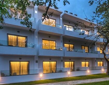 Hotel South Coast: fotografie vybavení exteriérů a interiérů ubytování.