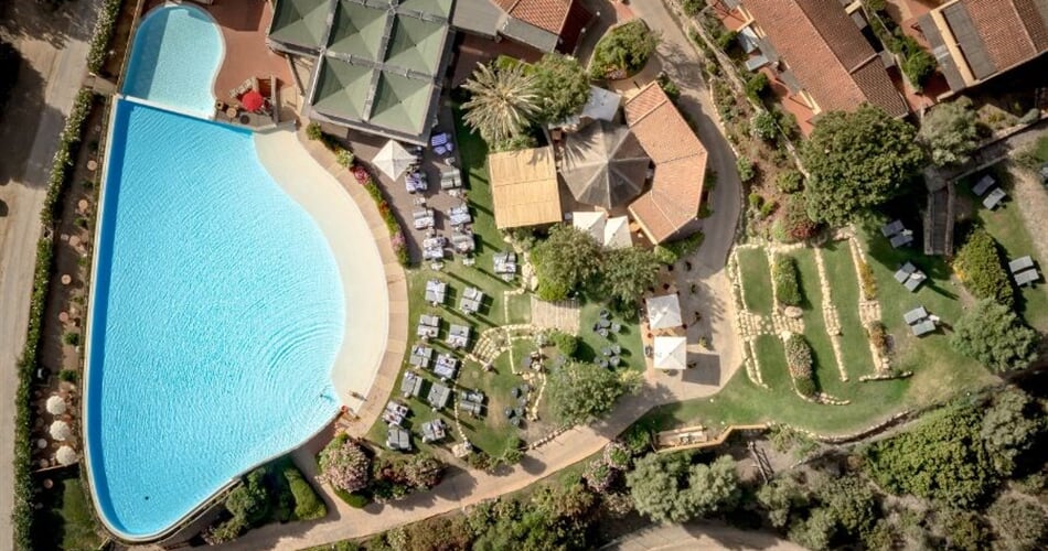 Letecký pohled na hotel, Chia, Sardinie