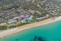 Pláž u hotelu, Costa Rei, Sardinie