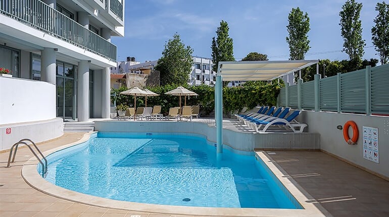 Hotel Alia Beach: fotografie vybavení exteriérů a interiérů ubytování.