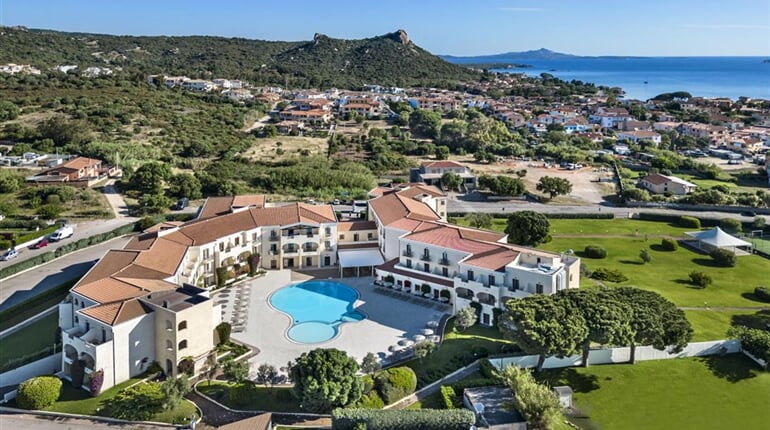 Letecký pohled na hotel a městečko, Cannigione, Sardinie