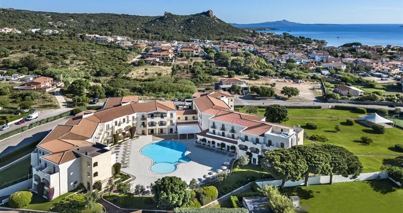 Letecký pohled na hotel a městečko, Cannigione, Sardinie