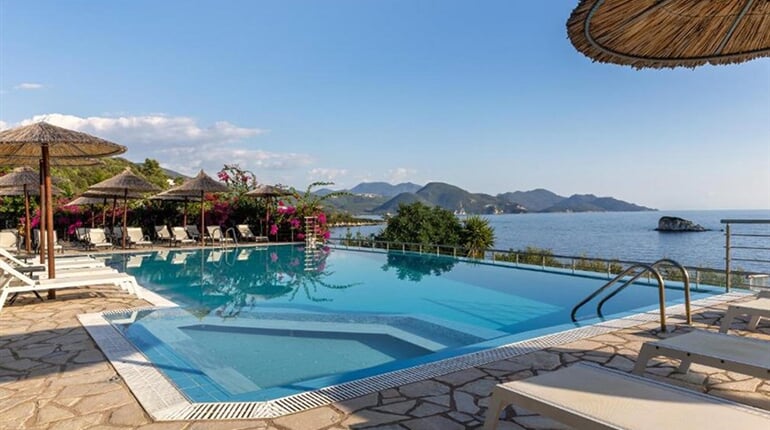 Hotel Costa Smeralda: fotografie vybavení exteriérů a interiérů ubytování.