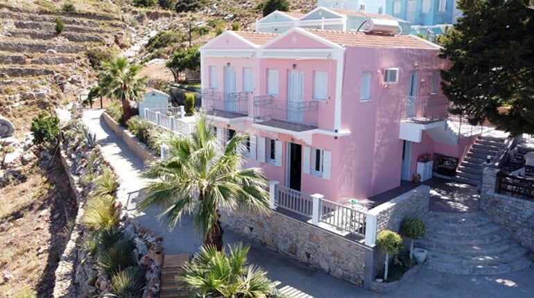 Aparthotel Niriides - Symi: fotografie vybavení exteriérů a interiérů ubytování.