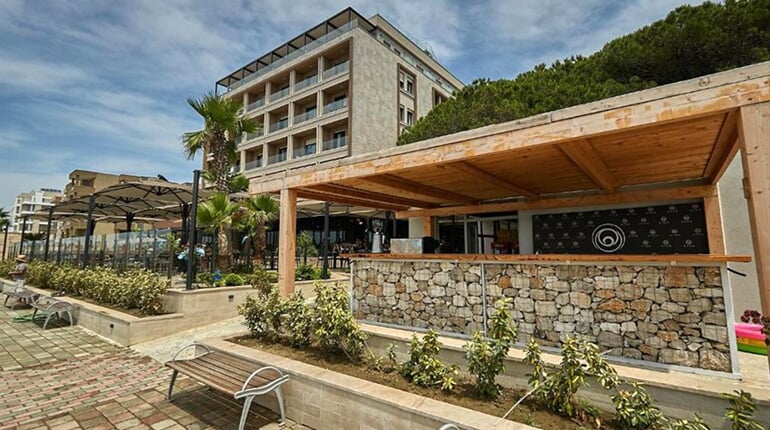 Hotel Eter: fotografie vybavení exteriérů a interiérů ubytování.