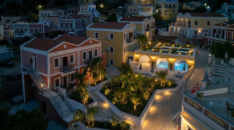 Hotel Opera House - Symi: fotografie vybavení exteriérů a interiérů ubytování.