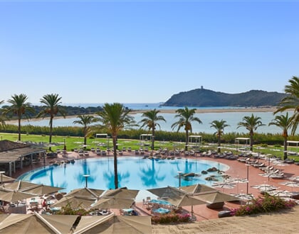 Hotelový bazén, na horizontu pláž, Villasimius, Sardinie