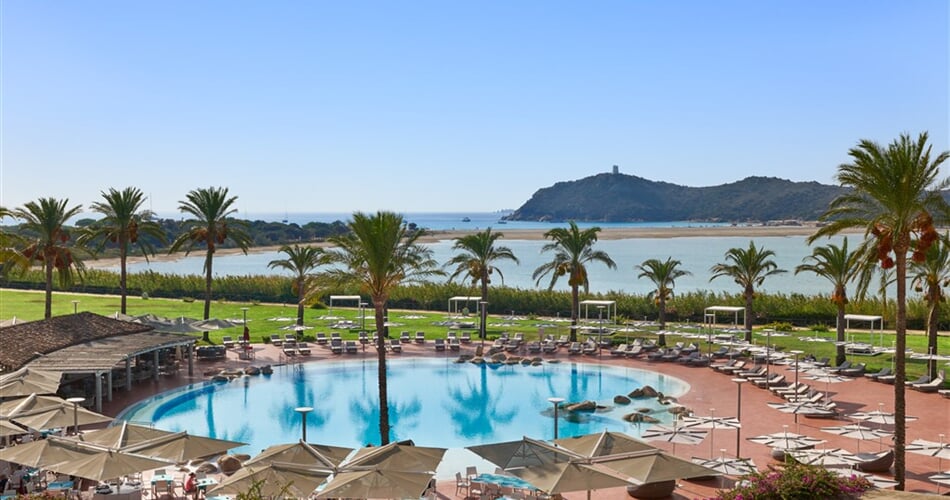 Hotelový bazén, na horizontu pláž, Villasimius, Sardinie