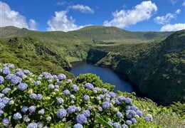 Azorské ostrovy - Sao Miguel a Flores – pěší turistika v květinovém ráji ***