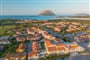 Pohled na residenci, Porto San Paolo, Sardinie
