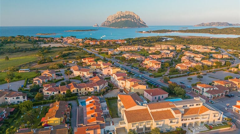 Letecký pohled na hotel, Porto San Paolo, Sardinie