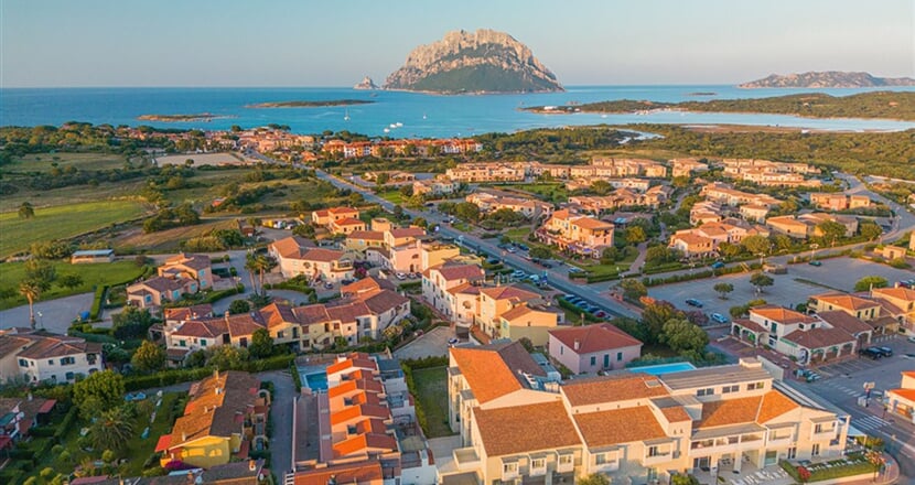 Letecký pohled na hotel, Porto San Paolo, Sardinie