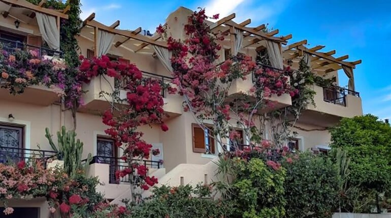 Apartmánový dům Niki: fotografie vybavení exteriérů a interiérů ubytování.