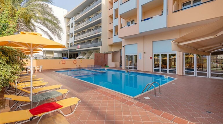 Aparthotel Lefkoniko Bay: fotografie vybavení exteriérů a interiérů ubytování.