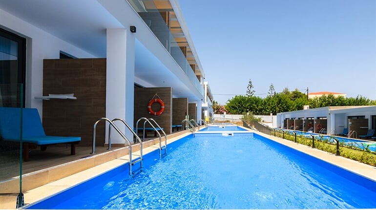 Hotel Cavo Orient Beach & Suites: fotografie vybavení exteriérů a interiérů ubytování.