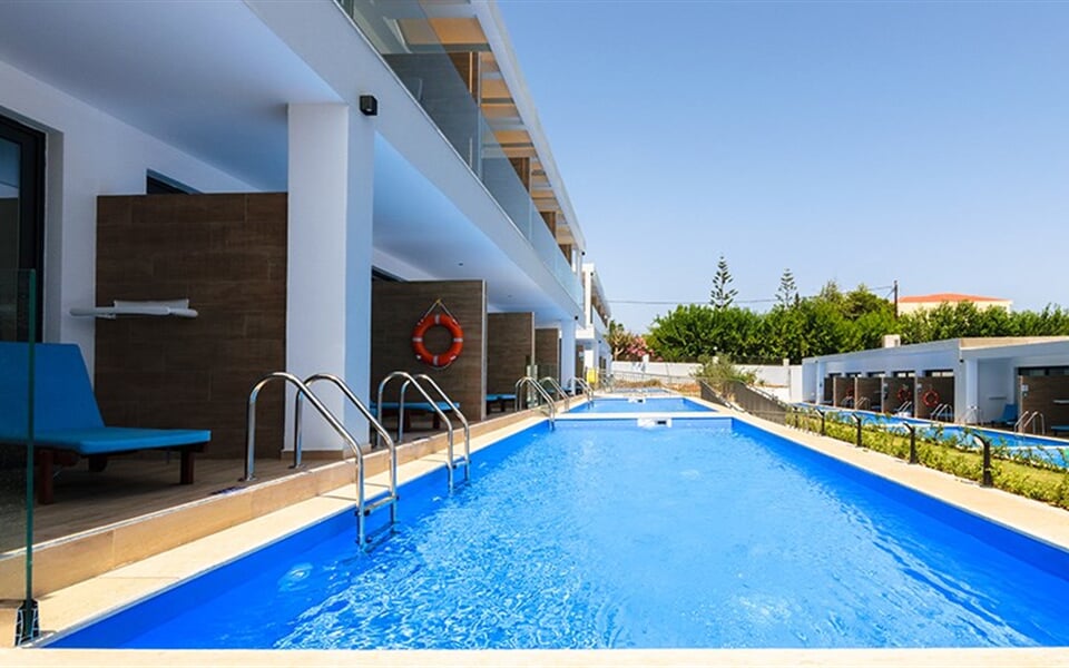Hotel Cavo Orient Beach & Suites: fotografie vybavení exteriérů a interiérů ubytování.