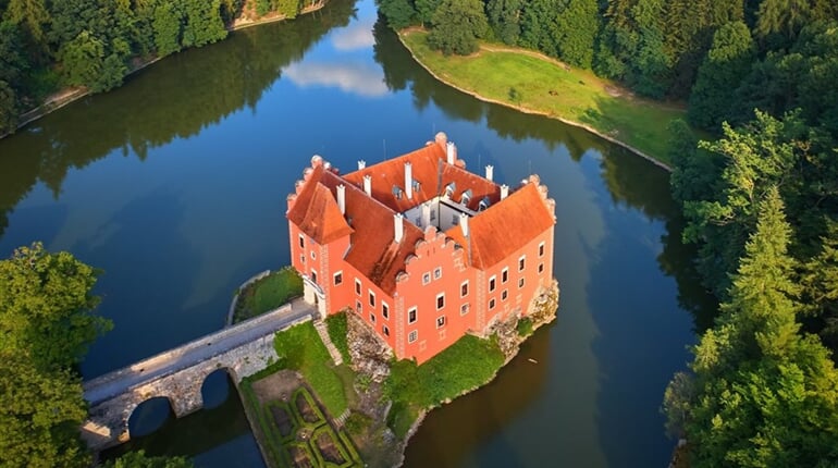 Česko - zámek Červená Lhota