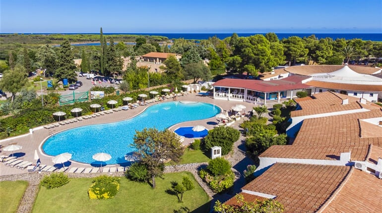 Letecký pohled na hotel, Budoni, Sardinie