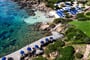 Pláž a solárium - hotel Colonna Resort, Porto Cervo, Sardinie