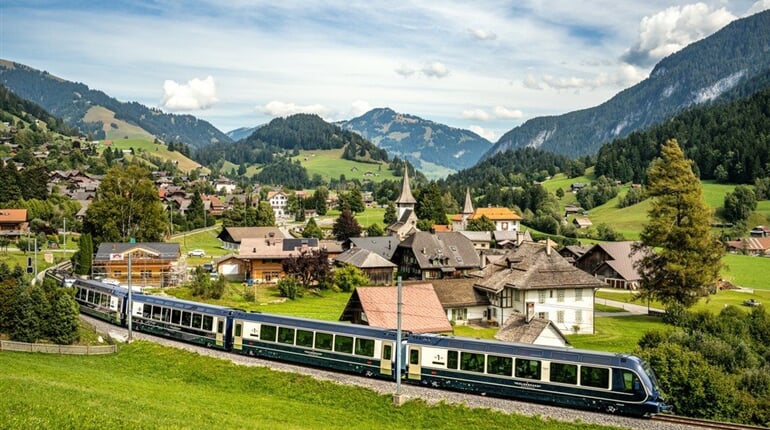 Horské vlaky ve Švýcarsku - expres přes Goldenpass