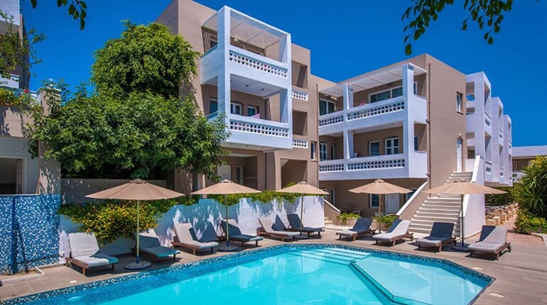 Aparthotel Troulis: fotografie vybavení exteriérů a interiérů ubytování.