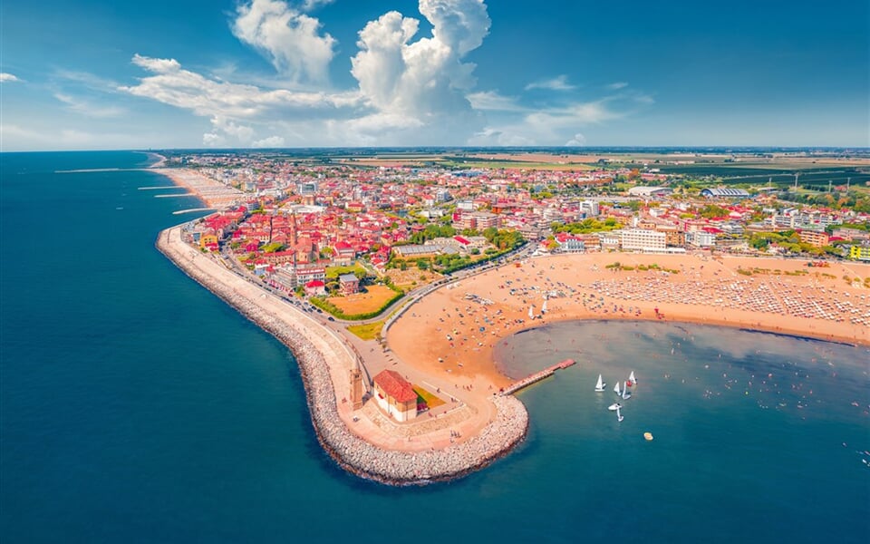 IT_Caorle_mesto_plaz_letecka2