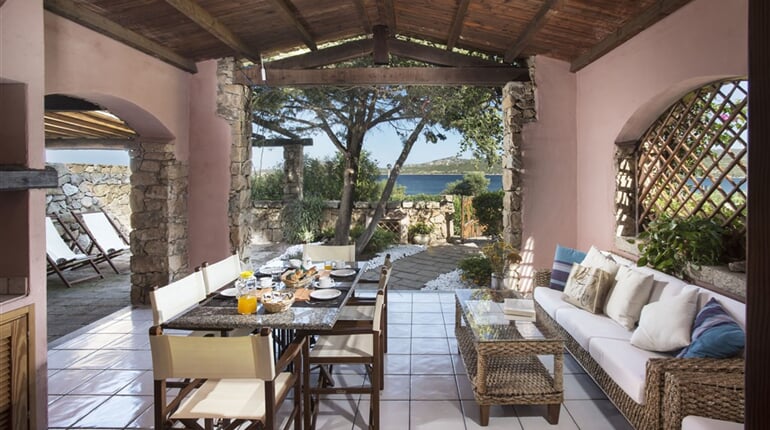 VILA A - veranda, Cannigione, Sardinie, Itálie