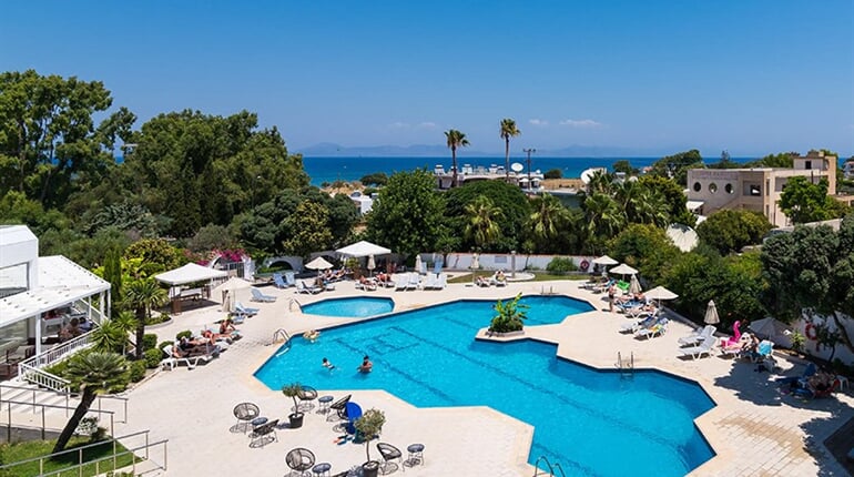 Hotel Happy Days: fotografie vybavení exteriérů a interiérů ubytování.