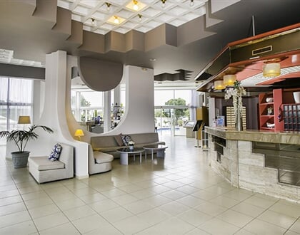 Hotel Happy Days: fotografie vybavení exteriérů a interiérů ubytování.