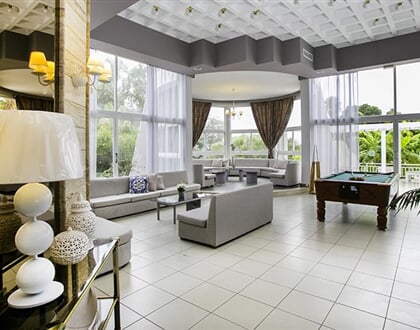 Hotel Happy Days: fotografie vybavení exteriérů a interiérů ubytování.