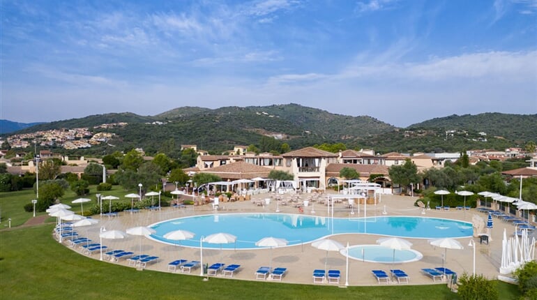 Pohled na hotel, Porto Ottiolu, Sardinie