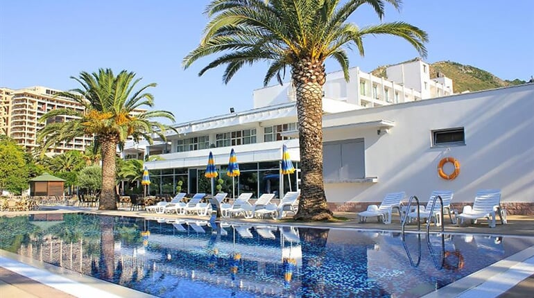 Hotel Montenegro Beach Resort: fotografie vybavení exteriérů a interiérů ubytování.