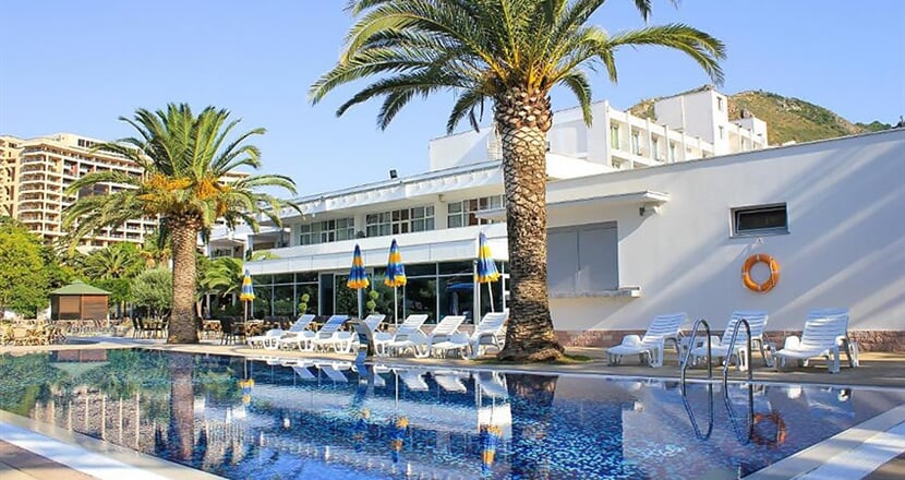 Hotel Montenegro Beach Resort: fotografie vybavení exteriérů a interiérů ubytování.