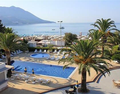 Hotel Montenegro Beach Resort: fotografie vybavení exteriérů a interiérů ubytování.