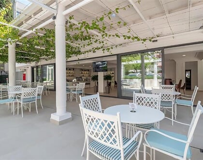 Hotel Montenegro Beach Resort: fotografie vybavení exteriérů a interiérů ubytování.