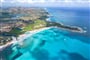 Letecký pohled na hotelovou pláž, Cala Liberotto, Sardinie