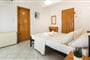 Apartmánový dům Ianos (Janos): fotografie vybavení exteriérů a interiérů ubytování.